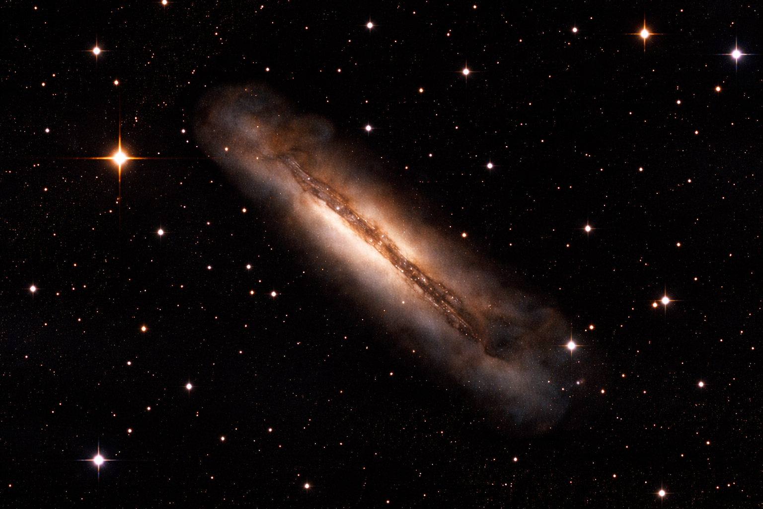 NGC 3628: La galaxia espiral del “Hamburger” en el Triplete de Leo